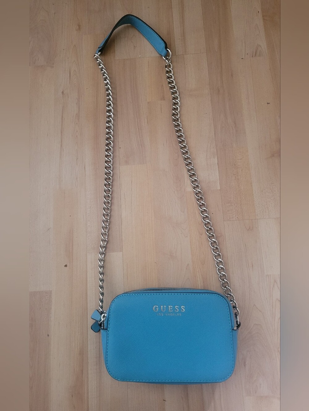 GUESS! Turquoise Blue Chain Crossbody. ☆ADD A POP "O COLOR☆